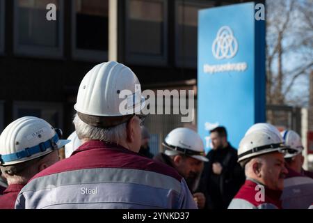 Essen, Deutschland. November 2024. Stahlarbeiter-Mahnwache vor dem Werkstor, Ziel 1, ThyssenKrupp Steel, Personalabbau, Stahlarbeiter, Demonstration, Demo, ThyssenKrupp Steel Duisburg, 26. November 2024, Quelle: dpa/Alamy Live News Stockfoto