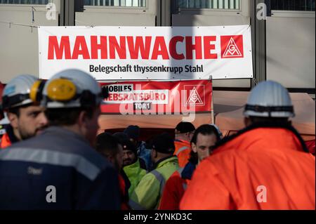 Essen, Deutschland. November 2024. Stahlarbeiter-Mahnwache vor dem Werkstor, Ziel 1, ThyssenKrupp Steel, Personalabbau, Stahlarbeiter, Demonstration, Demo, ThyssenKrupp Steel Duisburg, 26. November 2024, Quelle: dpa/Alamy Live News Stockfoto