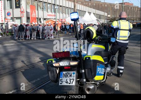 Essen, Deutschland. November 2024. Stahlarbeiter-Mahnwache vor dem Werkstor, Ziel 1, ThyssenKrupp Steel, Personalabbau, Stahlarbeiter, Demonstration, Demo, ThyssenKrupp Steel Duisburg, 26. November 2024, Quelle: dpa/Alamy Live News Stockfoto