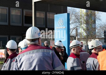 Essen, Deutschland. November 2024. Stahlarbeiter-Mahnwache vor dem Werkstor, Ziel 1, ThyssenKrupp Steel, Personalabbau, Stahlarbeiter, Demonstration, Demo, ThyssenKrupp Steel Duisburg, 26. November 2024, Quelle: dpa/Alamy Live News Stockfoto