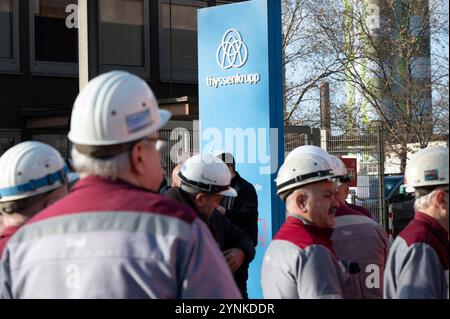 Essen, Deutschland. November 2024. Stahlarbeiter-Mahnwache vor dem Werkstor, Ziel 1, ThyssenKrupp Steel, Personalabbau, Stahlarbeiter, Demonstration, Demo, ThyssenKrupp Steel Duisburg, 26. November 2024, Quelle: dpa/Alamy Live News Stockfoto