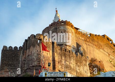 Der antike Tempel mit der historischen Außenmauer des Forts und dem hellblauen Himmel am Morgen wird ein flaches Bild im Shree Chamunda Mata Tempel jodhpur gemacht Stockfoto