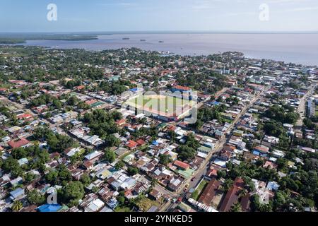 Central Park in Bluefields Stadt Nicaragua aus der Luft mit Drohnen Stockfoto