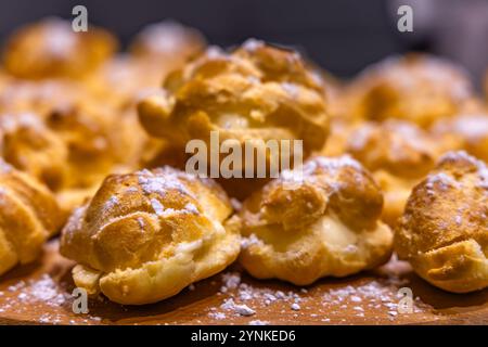 Vorbereitungen für die Feiertage, Backen von Keksen, Plätzchen mit Pudding und Puderzucker im Ofen, im Ofen Stockfoto