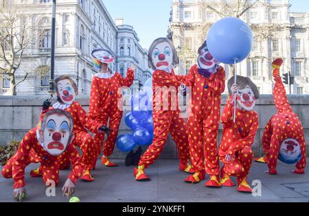 London, Großbritannien. November 2024. PETA-Aktivisten (People for the Ethical Treatment of Animals), die als Clowns gekleidet sind und Masken der ehemaligen britischen Premierminister Gordon Brown, David Cameron, Tony Blair, Boris Johnson, Rishi Sunak, Liz Truss und Theresa May veranstalten einen Protest vor der Downing Street und rufen den derzeitigen Premierminister Keir Starmer auf, das „Clowning around“ zu stoppen und Tierversuche zu beenden. Quelle: SOPA Images Limited/Alamy Live News Stockfoto