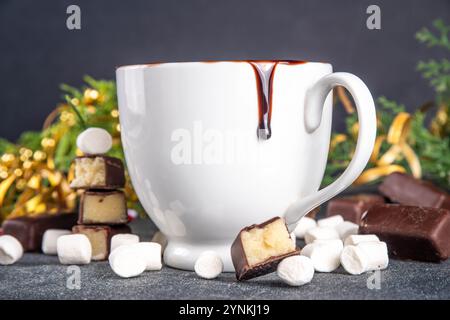 Marzipanschokolade, auf dem Tisch mit Zutaten, Marshmallows und Marzipanschokolade. Winter- und Weihnachtskomfort leckeres heißes Kakaogetränk in weiß c Stockfoto