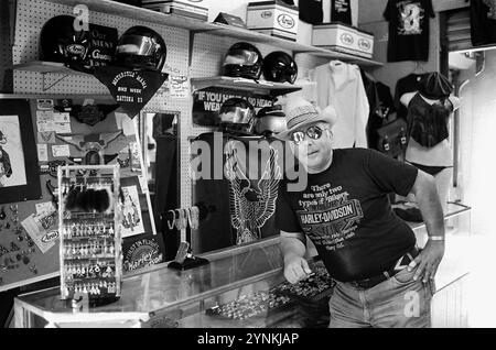 - USA, New Jersey, Asbury Park Motorradzubehör Verkäufer (Juli 1985) - USA, New Jersey, Asbury Park, venditore di Accessori per motociclisti (Luglio1985) Stockfoto