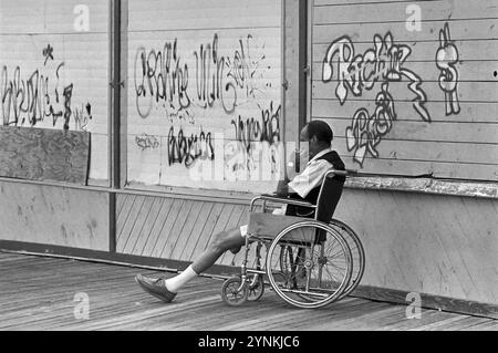 - USA, New Jersey, Asbury Park, Senior verstümmelt am Wasser (Juli 1985) - USA, New Jersey, Asbury Patk, anziano mutilato sul lungomare (Luglio 1985) Stockfoto