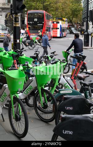 Lime Elektro-Leihfahrrad links auf der Nordseite der Waterloo Bridge, London, Großbritannien. Oktober 2024 Stockfoto