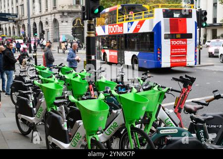 Lime Elektro-Leihfahrrad links auf der Nordseite der Waterloo Bridge, London, Großbritannien. Oktober 2024 Stockfoto