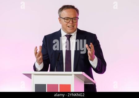 Mario Voigt Fraktionsvorsitzender CDU gestikuliert, 22.11.2024, Erfurt Deutschland, Politik, Vorstellung Regierungsvertrag Koalitionsvertrag Thüringen zwischen CDU, BSW und SPD *** Mario Voigt Fraktionsvorsitzender CDU gestikulierend, 22.11.2024, Erfurt Deutschland , Politik, Vorstellung des Koalitionsvertrages zwischen CDU, BSW und SPD in Thüringen xprx Stockfoto