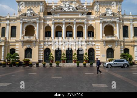 Statue von Ho-Chi-Minh vor dem Alten Rathaus Haotel de Ville in Ho-Chi-Minh-Stadt Vietnam Stockfoto