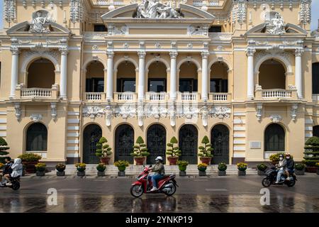 Statue von Ho-Chi-Minh vor dem Alten Rathaus Haotel de Ville in Ho-Chi-Minh-Stadt Vietnam Stockfoto