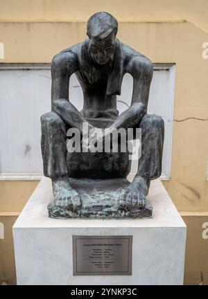 „Meditation“ Bronzeskulptur von Nguyen Van Anh vor dem Museum of Fine Arts in Ho-Chi-Minh-Stadt Vietnam Stockfoto