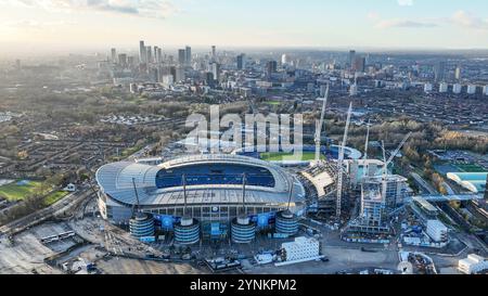 Manchester, Großbritannien. November 2024. Eine Luftaufnahme des Etihad Stadions und der Stadt Manchester während des UEFA Champions League-Spiels Manchester City gegen Feyenoord im Etihad Stadium, Manchester, Vereinigtes Königreich, 26. November 2024 (Foto: Mark Cosgrove/News Images) in Manchester, Vereinigtes Königreich am 26. November 2024. (Foto: Mark Cosgrove/News Images/SIPA USA) Credit: SIPA USA/Alamy Live News Stockfoto