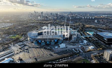 Manchester, Großbritannien. November 2024. Eine Luftaufnahme des Etihad Stadions und der Stadt Manchester während des UEFA Champions League-Spiels Manchester City gegen Feyenoord im Etihad Stadium, Manchester, Vereinigtes Königreich, 26. November 2024 (Foto: Mark Cosgrove/News Images) in Manchester, Vereinigtes Königreich am 26. November 2024. (Foto: Mark Cosgrove/News Images/SIPA USA) Credit: SIPA USA/Alamy Live News Stockfoto