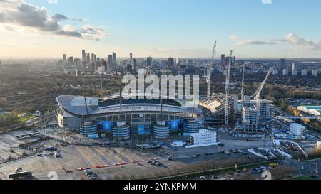 Manchester, Großbritannien. November 2024. Eine Luftaufnahme des Etihad Stadions und der Stadt Manchester während des UEFA Champions League-Spiels Manchester City gegen Feyenoord im Etihad Stadium, Manchester, Vereinigtes Königreich, 26. November 2024 (Foto: Mark Cosgrove/News Images) in Manchester, Vereinigtes Königreich am 26. November 2024. (Foto: Mark Cosgrove/News Images/SIPA USA) Credit: SIPA USA/Alamy Live News Stockfoto