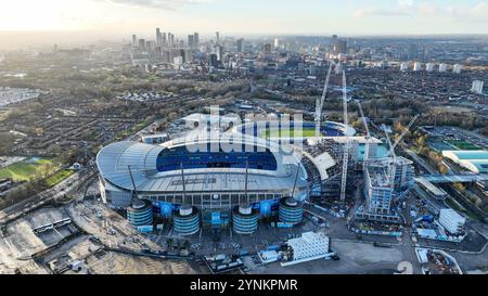 Manchester, Großbritannien. November 2024. Eine Luftaufnahme des Etihad Stadions und der Stadt Manchester während des UEFA Champions League-Spiels Manchester City gegen Feyenoord im Etihad Stadium, Manchester, Vereinigtes Königreich, 26. November 2024 (Foto: Mark Cosgrove/News Images) in Manchester, Vereinigtes Königreich am 26. November 2024. (Foto: Mark Cosgrove/News Images/SIPA USA) Credit: SIPA USA/Alamy Live News Stockfoto