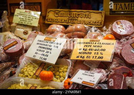 Bologna, Italien. 6. Oktober 2024: Lokale Mortadella und Tortellini werden an einem Marktstand ausgestellt Stockfoto