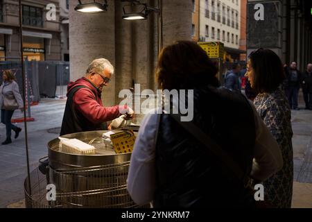 Bologna, Italien. 6. Oktober 2024: Straßenverkäufer, der geröstete Kastanien verkauft Stockfoto