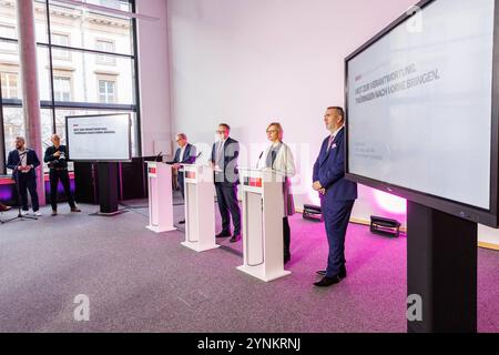 Von links: Georg Maier SPD, geschäftsführender Inneminister, Mario Voigt Fraktionsvorsitzender CDU, Katja Wolf Fraktionsvorsitzende BSW, Steffen Schütz Stellvertretender Fraktionsvorsitzender BSW, 22.11.2024, Erfurt Deutschland, Politik, Vorstellung Regierungsvertrag Koalitionsvertrag Thüringen zwischen CDU, BSW und SPD *** von links Georg Maier SPD, amtierender Innenminister 2024 Stockfoto