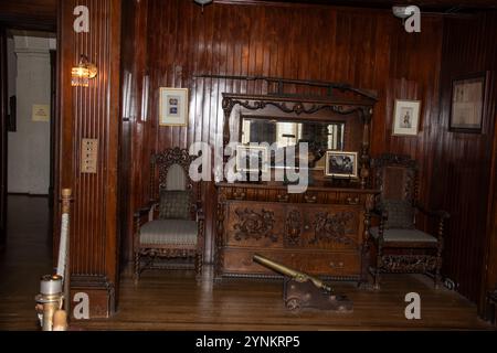 Kommode in Sir Henry Pellatts Schlafzimmer im Casa Loma auf der Austin Terrace in Toronto, Ontario, Kanada Stockfoto