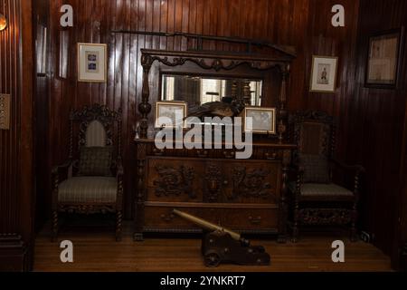 Kommode in Sir Henry Pellatts Schlafzimmer im Casa Loma auf der Austin Terrace in Toronto, Ontario, Kanada Stockfoto