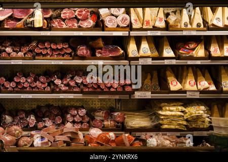 Bologna, Italien. 6. Oktober 2024 - Regale gefüllt mit Fleisch und Parmesankäse aus der Region Emilia-Romagna Stockfoto