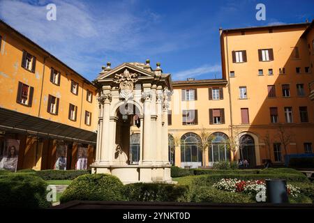 bologna, Italien. 6. Oktober 2024: Brunnen Pozzo di Palazzo d'Accursio im Park Cortile Guido Fanti Stockfoto