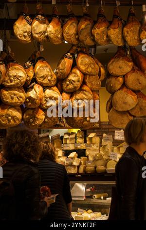 Bologna, Italien. 6. Oktober 2024 – Prosciutto di Parma und verschiedene Käsesorten auf einem Markt Stockfoto