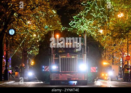 Prag, Tschechische Republik. November 2024. Spezialisten installieren am 26. November 2024 den Prager Weihnachtsbaum auf dem Altstädter Ring in Prag, Tschechische Republik. Quelle: VIT Simanek/CTK Photo/Alamy Live News Stockfoto