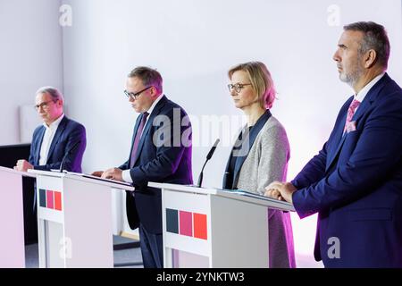 Von links: Georg Maier SPD, geschäftsführender Inneminister, Mario Voigt Fraktionsvorsitzender CDU, Katja Wolf Fraktionsvorsitzende BSW, Steffen Schütz Stellvertretender Fraktionsvorsitzender BSW, 22.11.2024, Erfurt Deutschland, Politik, Vorstellung Regierungsvertrag Koalitionsvertrag Thüringen zwischen CDU, BSW und SPD *** von links Georg Maier SPD, Stellvertretender Innenminister 2024 Stockfoto