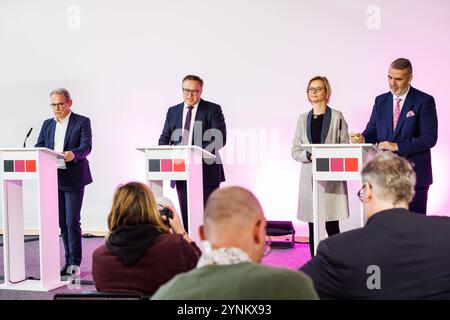 Von links: Georg Maier SPD, geschäftsführender Inneminister, Mario Voigt Fraktionsvorsitzender CDU, Katja Wolf Fraktionsvorsitzende BSW, Steffen Schütz Stellvertretender Fraktionsvorsitzender BSW, 22.11.2024, Erfurt Deutschland, Politik, Vorstellung Regierungsvertrag Koalitionsvertrag Thüringen zwischen CDU, BSW und SPD *** von links Georg Maier SPD, Stellvertretender Innenminister 2024 Stockfoto