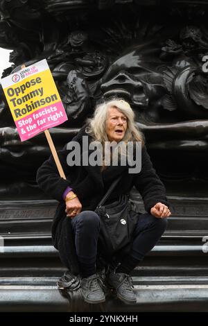 Antifaschistische Gegenprotestierende versammeln sich im Piccadilly Circus, um gegen die Demonstration "das Königreich vereinen" zu protestieren, die von Anhängern von f organisiert wird Stockfoto