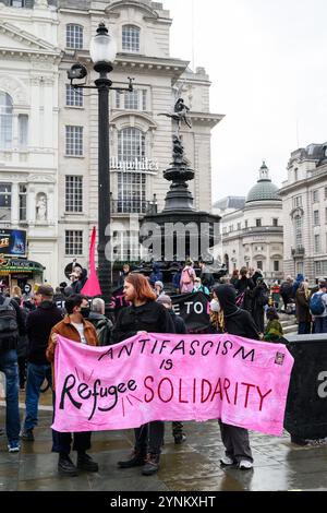 Antifaschistische Gegenprotestierende versammeln sich im Piccadilly Circus, um gegen die Demonstration "das Königreich vereinen" zu protestieren, die von Anhängern von f organisiert wird Stockfoto