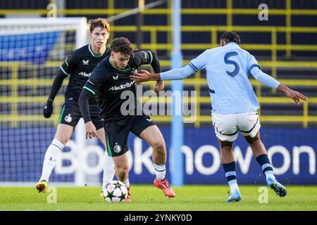 Manchester, Großbritannien. November 2024. Manchester - Aymen Sliti aus Feyenoord O19, Kaden Braithwaite aus Manchester City U19 während der fünften Runde des neuen Formats der UEFA Youth League 2024/2025. Das Spiel findet am 26. November 2024 im MCFC Academy Stadium zwischen Manchester City U19 und Feyenoord U19 statt. Credit: Box to Box Pictures/Alamy Live News Stockfoto