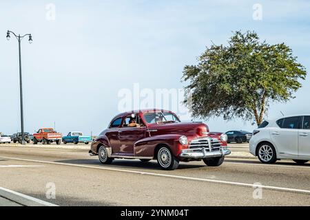 Gulfport, MS - 04. Oktober 2023: Weitwinkelansicht eines Chevrolet Stylemaster Coupés aus dem Jahr 1947 auf einer lokalen Autoshow. Stockfoto