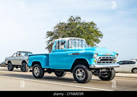 Gulfport, MS - 04. Oktober 2023: Weitwinkelansicht eines 1957 Chevrolet 3100 Stepside Pickup Trucks auf einer lokalen Autoshow. Stockfoto