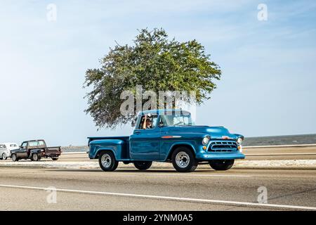 Gulfport, MS - 04. Oktober 2023: Weitwinkelansicht eines 1957 Chevrolet 3100 Stepside Pickup Trucks auf einer lokalen Autoshow. Stockfoto