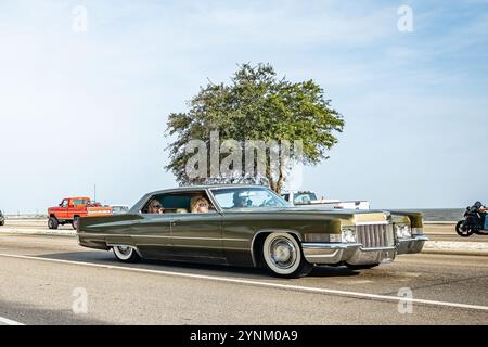 Gulfport, MS - 04. Oktober 2023: Weitwinkelansicht einer Cadillac Sedan DeVille aus dem Jahr 1970 auf einer lokalen Autoshow. Stockfoto