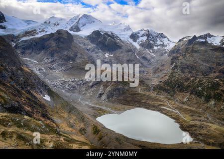 Der Gletscher Steinsee und der Steingletscher in den Urner Alpen (Innertkirchen, Schweiz) in der Nähe des Sustenpasses. Foto vom Oktober 2024. Stockfoto