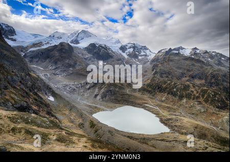 Der Gletscher Steinsee und der Steingletscher in den Urner Alpen (Innertkirchen, Schweiz) in der Nähe des Sustenpasses. Foto vom Oktober 2024. Stockfoto