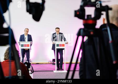 Von links: Georg Maier SPD, geschäftsführender Inneminister, Mario Voigt Fraktionsvorsitzender CDU, 22.11.2024, Erfurt Deutschland, Politik, Vorstellung Regierungsvertrag Koalitionsvertrag Thüringen zwischen CDU, BSW und SPD *** von links Georg Maier SPD, amtierender Minister des Innern , Mario Voigt Vorsitzender der CDU-Fraktion , 22 11 2024, Erfurt Deutschland , Politik, Vorstellung des Koalitionsvertrages zwischen CDU und SPD in Thurgia, BSW Stockfoto