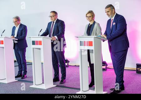 Von links: Georg Maier SPD, geschäftsführender Inneminister, Mario Voigt Fraktionsvorsitzender CDU, Katja Wolf Fraktionsvorsitzende BSW, Steffen Schütz Stellvertretender Fraktionsvorsitzender BSW, 22.11.2024, Erfurt Deutschland, Politik, Vorstellung Regierungsvertrag Koalitionsvertrag Thüringen zwischen CDU, BSW und SPD *** von links Georg Maier SPD, Stellvertretender Innenminister 2024 Stockfoto