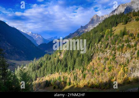 Teil des Sustenpasses in den Urner Alpen von der Geschletterkurve aus gesehen auf der Straße 11 (Innertkirchen, Schweiz) im Oktober. Stockfoto