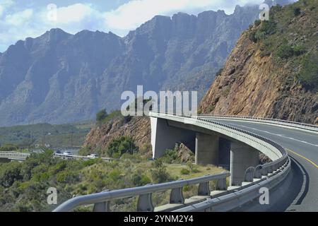 Hugosriver Viadukt oberhalb des Hugosriver Valley im du Toitskloof Pass zwischen Worcester und Paarl im Westkap. Stockfoto