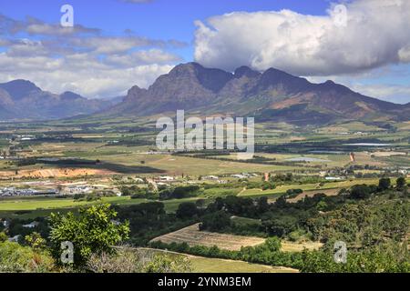 Die Stadt Paarl in den Kap Winelands am Fuße der Drakenstein Berge in Südafrika. Stockfoto