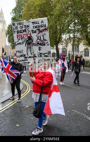 Demonstranten bei der "Uniting the Kingdom"-Kundgebung auf dem Parlamentsplatz. Die Kundgebung wurde von Unterstützern des rechtsextremen Aktivisten Tommy Robinson (S Stockfoto