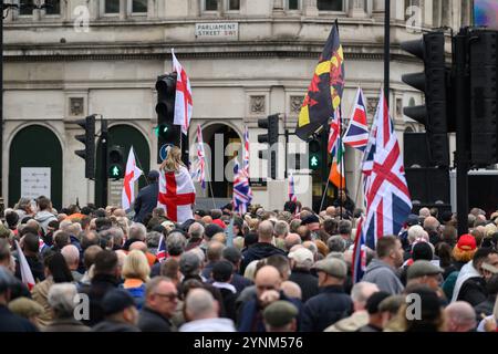 Demonstranten bei der "Uniting the Kingdom"-Kundgebung auf dem Parlamentsplatz. Die Kundgebung wurde von Unterstützern des rechtsextremen Aktivisten Tommy Robinson (S Stockfoto