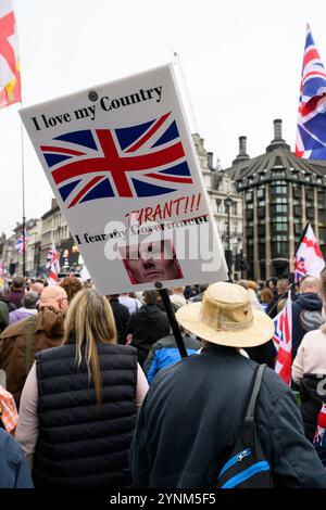 Demonstranten bei der "Uniting the Kingdom"-Kundgebung auf dem Parlamentsplatz. Die Kundgebung wurde von Unterstützern des rechtsextremen Aktivisten Tommy Robinson (S Stockfoto